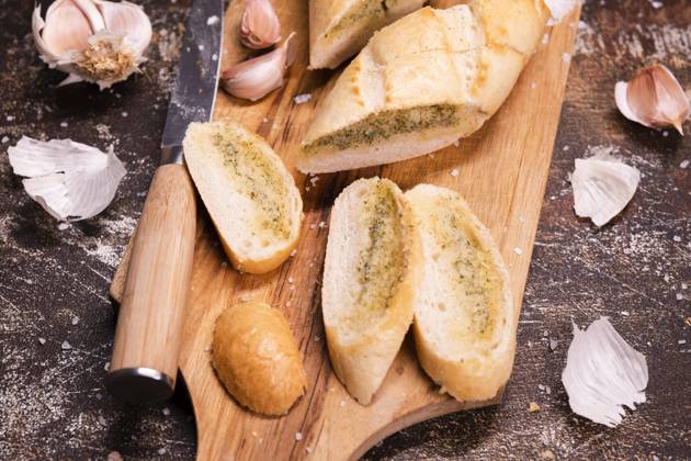 Close-up tasty Garlic bread Table Photo with high Resolution Copyright: imageBROKER OleksandrxLatkun ibxole09445962.jpg