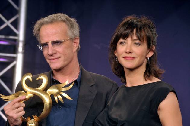 24th Cabourg Romantic Film Festival Closing Ceremony - Cabourg Christophe Lambert receives a Gold Swan for his lifetime achievement from his companion Sophie Marceau during the closing ceremony of the 24th Cabourg Romantic Film Festival in Cabourg, France on June 12, 2010. Photo by Giancarlo Gorassini ABACAPRESS.COM Cabourg France  Copyright: xGorassinixGiancarlo ABACAx 234265_012 GorassinixGiancarlo ABACAx 234265_012 