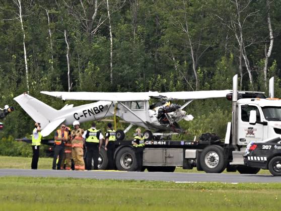 News Bilder des Tages August 1, 2023, QUEBEC CITY, PQ, Canada: A Cessna 152 aircraft is towed away after it crashed on landing at the Jean-Lesage Airport on Tuesday, Aug. 1, 2023 in Quebec City. One person was reported injured. QUEBEC CITY Canada  - ZUMAc35_ 20230801_zaf_c35_025 Copyright: xJacquesxBoissinotx