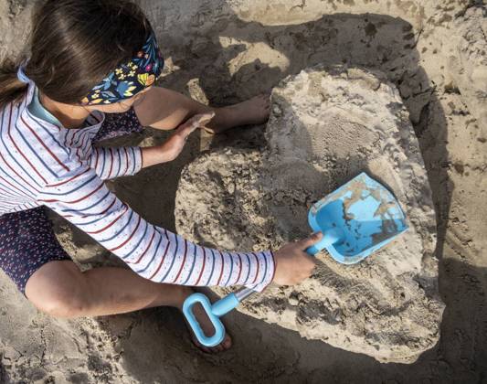 Wolin Love greetings from the Baltic Sea beach A little girl has formed a big heart while digging on the Baltic Sea beach of the Polish seaside resort of Misdroy Playing and digging in the fine-grained sand is one of the childrens favorite pastimes Symbol photo Misdroy West Pomerania Poland