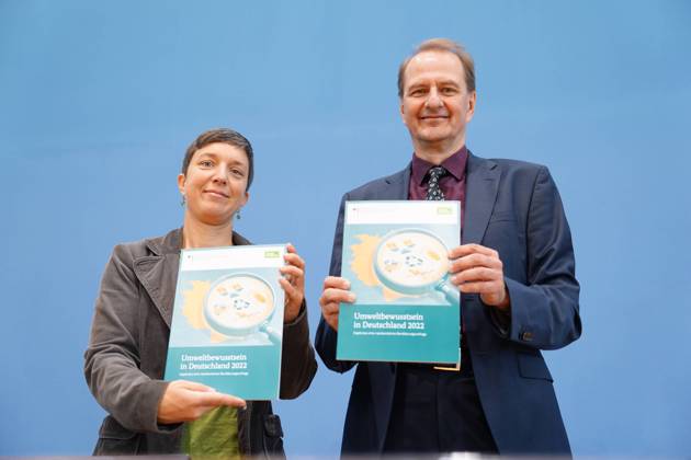 Federal Press Conference, Presentation of the study Environmental Awareness in Germany 2022 Dirk Messner, the President of the Federal Environment Agency UBA together with Dr Angelika Gellrich with the report in bound form in hand at the presentation of the study Environmental Awareness in Germany 2022 , Berlin, 03 08 2023 Berlin Berlin Germany