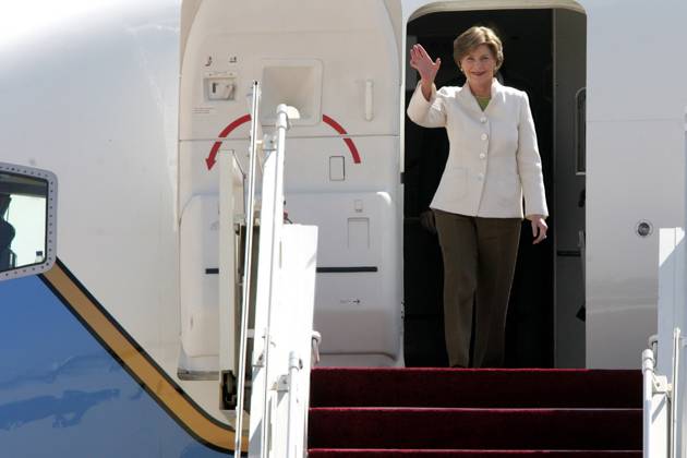 Laura Bush s Visit in Amman - Jordan U.S. First Lady Laura Bush arrives in Amman, Jordan on October 25, 2007, for a visit that is a part of a regional tour that aims to highlight the need for Middle Eastern Arab countries tp unite in the fight against breast cancer. Photo by Balkis Press ABACAPRESS.COM Amman Jordan  Copyright: xBalkisxPress ABACAx 135631_01 BalkisxPress ABACAx 135631_01 