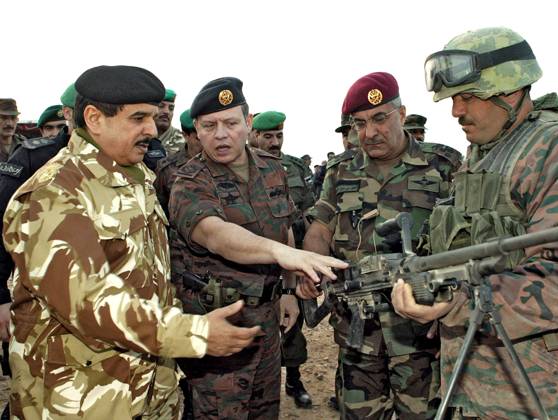 73605 03 Jordan s king Abdullah II receives Bahrain s king Hamad Bin Issa Al Khalifa in Amman on 19 February 2005. The two monarchs visited a special forces unit. Photo by Balkis Press ABACA. Amman Jordan  Copyright: xBalkisxPress ABACAx 73605_03 BalkisxPress ABACAx 73605_03