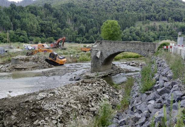 DEU , GERMANY After the flood disaster in the Ahr valley in July 2021 the heavily damaged Nepomuk Bridge in Rech is finally being torn down , 20 07 2023 DEU , GERMANY After the flood disaster in the Ahr valley in July 2021 the heavily damaged Nepomuk Bridge in Rech is finally being torn down , 20 07 2023