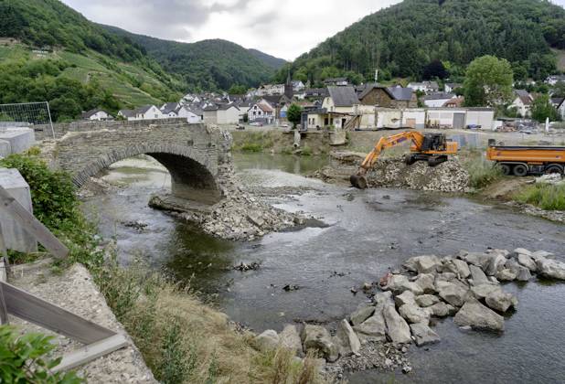 DEU , GERMANY After the flood disaster in the Ahr valley in July 2021 the heavily damaged Nepomuk Bridge in Rech is finally being torn down , 20 07 2023 DEU , GERMANY After the flood disaster in the Ahr valley in July 2021 the heavily damaged Nepomuk Bridge in Rech is finally being torn down , 20 07 2023