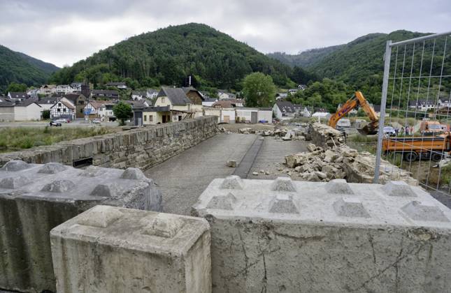 DEU , GERMANY After the flood disaster in the Ahr valley in July 2021 the heavily damaged Nepomuk Bridge in Rech is finally being torn down , 20 07 2023 DEU , GERMANY After the flood disaster in the Ahr valley in July 2021 the heavily damaged Nepomuk Bridge in Rech is finally being torn down , 20 07 2023