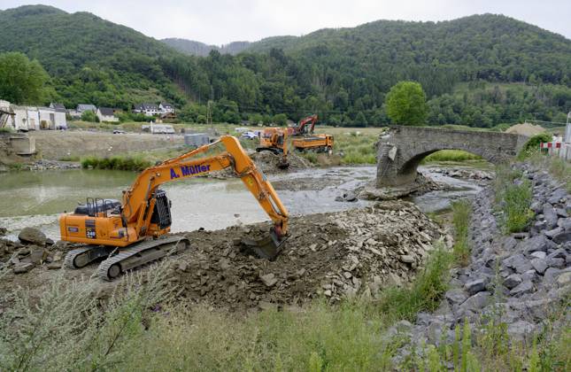 DEU , GERMANY After the flood disaster in the Ahr valley in July 2021 the heavily damaged Nepomuk Bridge in Rech is finally being torn down , 20 07 2023 DEU , GERMANY After the flood disaster in the Ahr valley in July 2021 the heavily damaged Nepomuk Bridge in Rech is finally being torn down , 20 07 2023