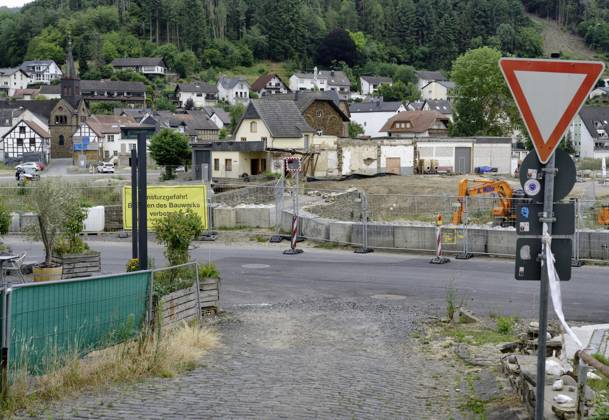 DEU , GERMANY After the flood disaster in the Ahr valley in July 2021 the heavily damaged Nepomuk Bridge in Rech is finally being torn down , 20 07 2023 DEU , GERMANY After the flood disaster in the Ahr valley in July 2021 the heavily damaged Nepomuk Bridge in Rech is finally being torn down , 20 07 2023