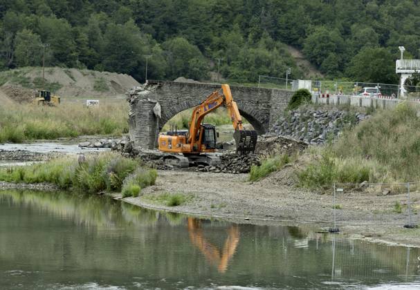 DEU , GERMANY After the flood disaster in the Ahr valley in July 2021 the heavily damaged Nepomuk Bridge in Rech is finally being torn down , 20 07 2023 DEU , GERMANY After the flood disaster in the Ahr valley in July 2021 the heavily damaged Nepomuk Bridge in Rech is finally being torn down , 20 07 2023