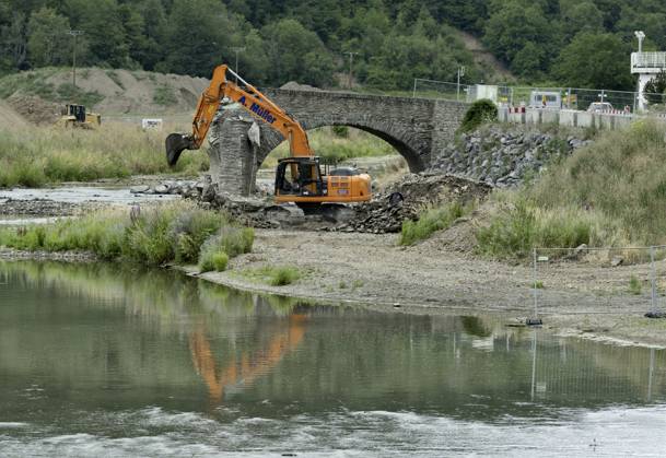 DEU , GERMANY After the flood disaster in the Ahr valley in July 2021 the heavily damaged Nepomuk Bridge in Rech is finally being torn down , 20 07 2023 DEU , GERMANY After the flood disaster in the Ahr valley in July 2021 the heavily damaged Nepomuk Bridge in Rech is finally being torn down , 20 07 2023