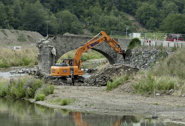 DEU , GERMANY After the flood disaster in the Ahr valley in July 2021 the heavily damaged Nepomuk Bridge in Rech is finally being torn down , 20 07 2023 DEU , GERMANY After the flood disaster in the Ahr valley in July 2021 the heavily damaged Nepomuk Bridge in Rech is finally being torn down , 20 07 2023