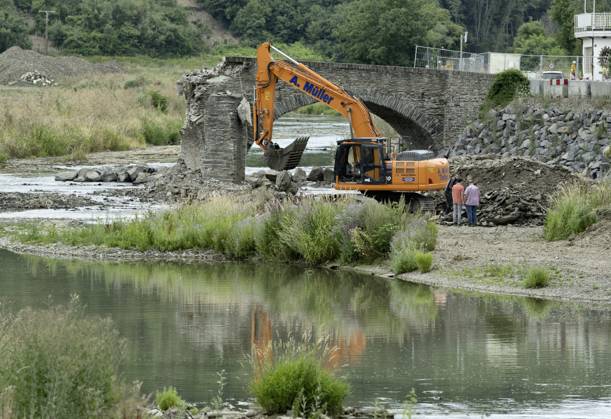 DEU , GERMANY After the flood disaster in the Ahr valley in July 2021 the heavily damaged Nepomuk Bridge in Rech is finally being torn down , 20 07 2023 DEU , GERMANY After the flood disaster in the Ahr valley in July 2021 the heavily damaged Nepomuk Bridge in Rech is finally being torn down , 20 07 2023