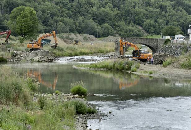 DEU , GERMANY After the flood disaster in the Ahr valley in July 2021 the heavily damaged Nepomuk Bridge in Rech is finally being torn down , 20 07 2023 DEU , GERMANY After the flood disaster in the Ahr valley in July 2021 the heavily damaged Nepomuk Bridge in Rech is finally being torn down , 20 07 2023