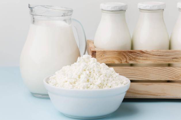 Close-up Milk jug with fresh Cottage cheese Copyright: imageBROKER OleksandrxLatkun ibxole09458358.jpg