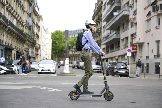 End Of Self-Service Scooters In Paris From September 1 Illustration picture shows people using a self-service electric scooter in streets of Paris, France on August 8, 2023. All self-service e-scooters will come to a stop in Paris as of 1 September after a referendum. Photo by Victor Joly ABACAPRESS.COM Paris France  Copyright: xJolyxVictor ABACAx 863513_047 JolyxVictor ABACAx 863513_047