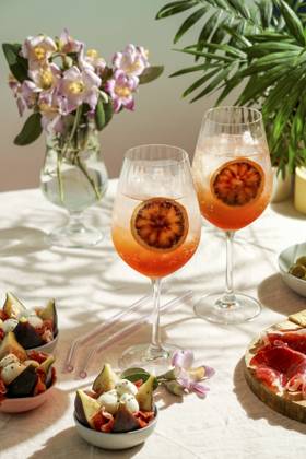 aperol spritz cocktail, on a pale pink linen tablecloth, shadows, sunlight, summer drink in glass aperol spritz cocktail, on a pale pink linen tablecloth, shadows, sunlight, summer drink in glass Copyright: xJuliaxBogdanovax JBO260623-32
