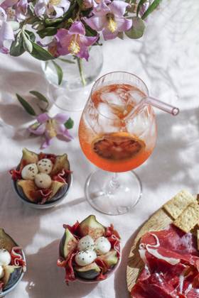aperol spritz cocktail, on a pale pink linen tablecloth, shadows, sunlight, summer drink in glass aperol spritz cocktail, on a pale pink linen tablecloth, shadows, sunlight, summer drink in glass Copyright: xJuliaxBogdanovax JBO260623-35