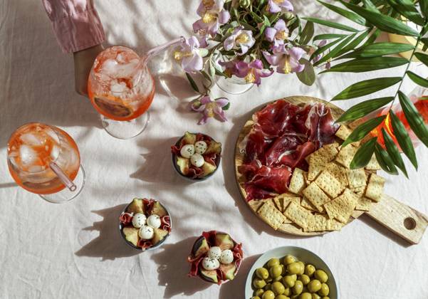 aperol spritz cocktail, on a pale pink linen tablecloth, shadows, sunlight, summer drink in glass aperol spritz cocktail, on a pale pink linen tablecloth, shadows, sunlight, summer drink in glass Copyright: xJuliaxBogdanovax JBO260623-36