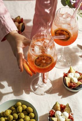 aperol spritz cocktail, on a pale pink linen tablecloth, shadows, sunlight, summer drink in glass aperol spritz cocktail, on a pale pink linen tablecloth, shadows, sunlight, summer drink in glass Copyright: xJuliaxBogdanovax JBO260623-37