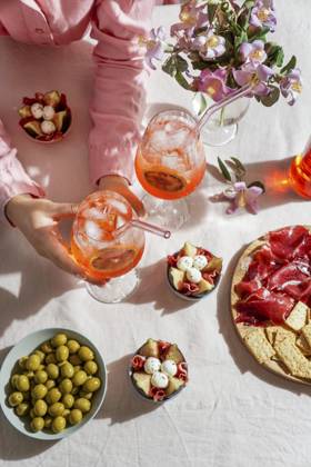 aperol spritz cocktail, on a pale pink linen tablecloth, shadows, sunlight, summer drink in glass aperol spritz cocktail, on a pale pink linen tablecloth, shadows, sunlight, summer drink in glass Copyright: xJuliaxBogdanovax JBO310723-19