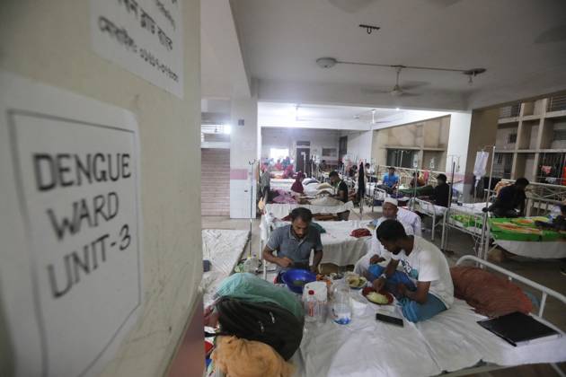 Bangladesh Confronts Surge In Dengue Cases - Dhaka People suffering from dengue fever as they admitted for treatment at a government hospital in Dhaka, Bangladesh, on August 12, 2023. The dengue outbreak in Bangladesh has taken a worrisome turn as the number of cases and fatalities continue to rise, signaling an alarming trend this year. Photo by Habibur Rahman ABACAPRESS.COM Dhaka 1100 Bangladesh  Copyright: xHabiburxRahman ABACAx 863765_003 HabiburxRahman ABACAx 863765_003