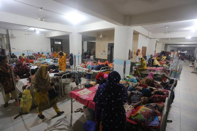 Bangladesh Confronts Surge In Dengue Cases - Dhaka People suffering from dengue fever as they admitted for treatment at a government hospital in Dhaka, Bangladesh, on August 12, 2023. The dengue outbreak in Bangladesh has taken a worrisome turn as the number of cases and fatalities continue to rise, signaling an alarming trend this year. Photo by Habibur Rahman ABACAPRESS.COM Dhaka 1100 Bangladesh  Copyright: xHabiburxRahman ABACAx 863765_013 HabiburxRahman ABACAx 863765_013