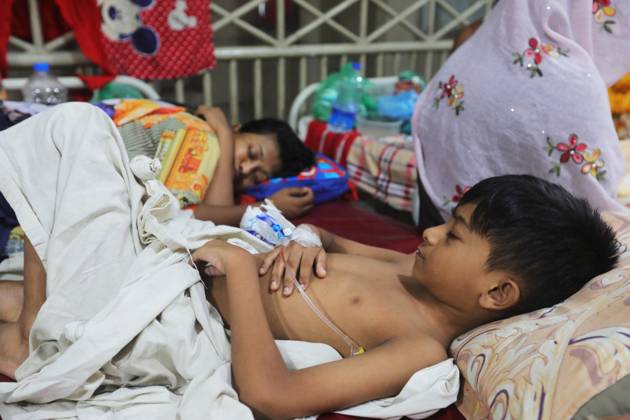 Bangladesh Confronts Surge In Dengue Cases - Dhaka People suffering from dengue fever as they admitted for treatment at a government hospital in Dhaka, Bangladesh, on August 12, 2023. The dengue outbreak in Bangladesh has taken a worrisome turn as the number of cases and fatalities continue to rise, signaling an alarming trend this year. Photo by Habibur Rahman ABACAPRESS.COM Dhaka 1100 Bangladesh  Copyright: xHabiburxRahman ABACAx 863765_015 HabiburxRahman ABACAx 863765_015