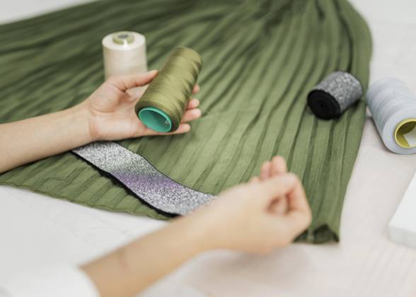 Woman sews manually Rock Copyright: imageBROKER OleksandrxLatkun ibxole09465524.jpg