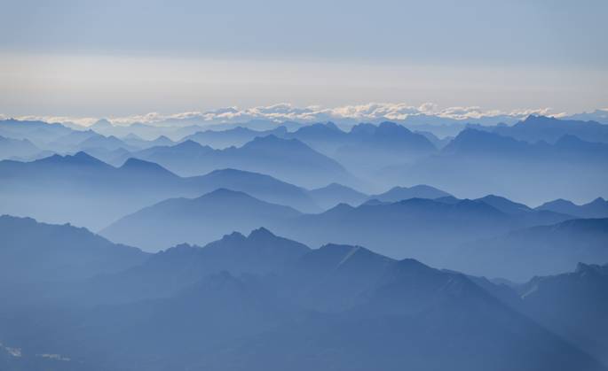 11 08 2023, Flight in a hot air balloon high above the foothills of the Alps Beautiful to see, hundreds of mountain peaks of the Tyrolean and Allgäu Alps in the morning haze 11 08 2023, Hot air balloon in the Allgäu 11 08 2023, Hot air balloon in the Allgäu