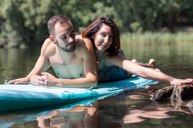 CREATIVE - Paar am See in Berlin Berlin, Deutschland - 25. Juli 2023: (CREATIVE) Ein Mann und eine Frau (Models) genießen auf einem SUP (stand up paddle boat) einen Sommertag an der Krummen Lanke, einem See in Berlin. Berlin