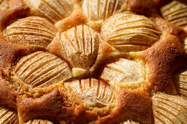 IMAGO Creative, Herbst, Food, Apfelkuchen Ein fertig gebackener Apfelkuchen bei dem Zimt über die Äpfel gestreut wurde. Ein fertig gebackener Apfelkuchen bei dem Zimt über die Äpfel gestreut wurde. Copyright: xZoonar.com BerndxBölsdorfx 18168152