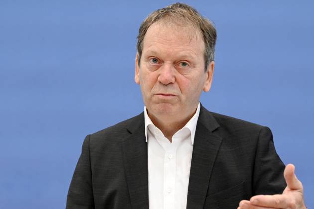 Hans Martin Henning at the Federal Press Conference Expert Council on Climate Issues Publication of the Statement on the Climate Protection Program 2023 and the Audit Report for the Buildings and Transport Sectors at the Haus der Bundespressekonferenz Berlin, 22 08 2023 Foto:xF.xKernx xFuturexImagex klimafragen_3827