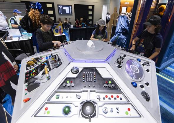 (230825) -- TORONTO, Aug. 25, 2023 -- Children operate a UFO model during the 2023 Fan Expo Canada in Toronto, Canada, on Aug. 25, 2023. As one of the largest comics, sci-fi, anime and gaming events in Canada, the annual event is held here from Aug. 24 to Aug. 27, attracting hundreds of thousands of fans from across the world. (Photo by Xinhua) CANADA-TORONTO-FAN EXPO CANADA ZouxZheng 