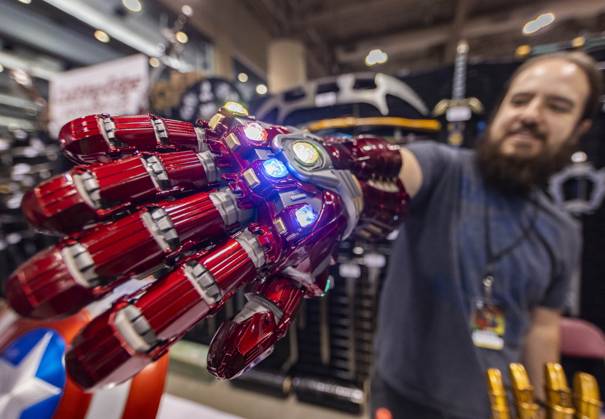 (230825) -- TORONTO, Aug. 25, 2023 -- An exhibitor shows an iron man infinity gauntlet during the 2023 Fan Expo Canada in Toronto, Canada, on Aug. 25, 2023. As one of the largest comics, sci-fi, anime and gaming events in Canada, the annual event is held here from Aug. 24 to Aug. 27, attracting hundreds of thousands of fans from across the world. (Photo by Xinhua) CANADA-TORONTO-FAN EXPO CANADA ZouxZheng 
