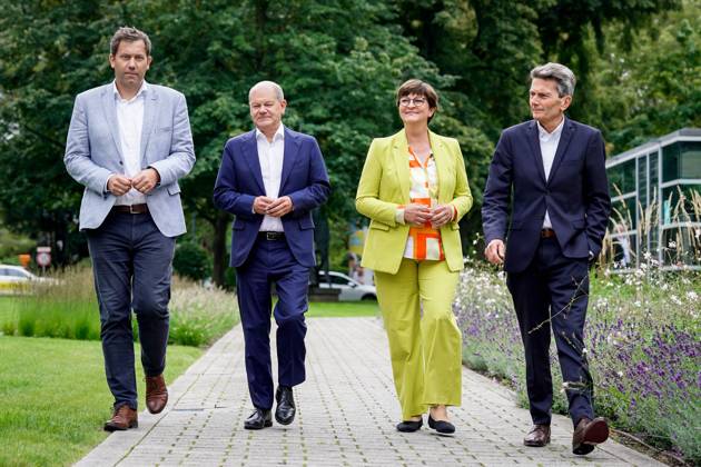 Retreat of the SPD Parliamentary Group in Wiesbaden Rolf Muetzenich, Chairman of the SPD Parliamentary Group together with Chancellor Olaf Scholz, Saskia Esken, SPD Party Chairman and Lars Klingbeil, SPD Party Chairman during the joint walk to the conference hall for the retreat of the SPD Parliamentary Gro