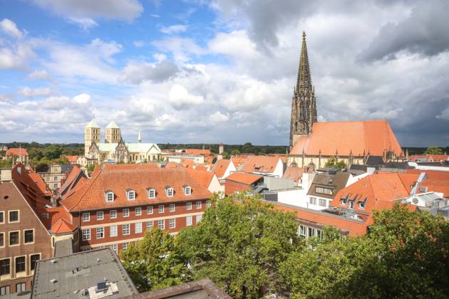 DEU, Germany, North Rhine-Westphalia, Münster, 31 08 2023 Press conference on the occasion of the nationwide opening of the Open Monument Day in Münster View over the roofs of Prinzipalmarkt to St Paulus Cathedral and St Lamberti Church