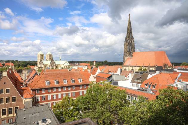 DEU, Germany, North Rhine-Westphalia, Münster, 31 08 2023 Press conference on the occasion of the nationwide opening of the Open Monument Day in Münster View over the roofs of Prinzipalmarkt to St Paulus Cathedral and St Lamberti Church