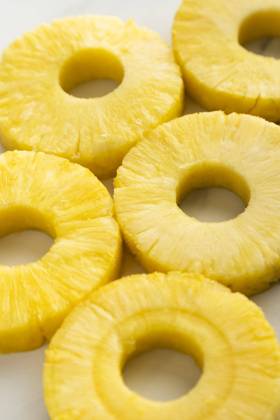 edge Pineapple slices Copyright: imageBROKER/OleksandrxLatkun ibxole09562262.jpg