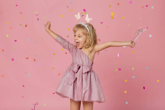 Smiley Girls Fee Costume with Confetti Copyright: imageBROKER/OleksandrxLatkun ibxole09563157.jpg ,model released, Symbolfoto ,property released