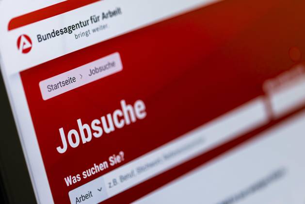website the Federal agency for Work at a Notebook Monitor with the Function to Vacancies at Internet to search Cologne, North Rhine Westphalia, Germany, Europe Copyright: imageBROKER/JanxTepass ibljte09592011