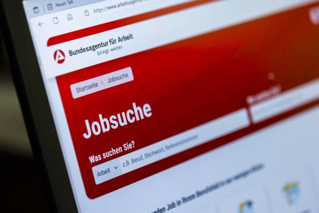 website the Federal agency for Work at a Notebook Monitor with the Function to Vacancies at Internet to search Cologne, North Rhine Westphalia, Germany, Europe Copyright: imageBROKER/JanxTepass ibljte09592013
