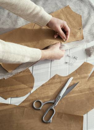 Upright seamstress with Fabric scissors Copyright: imageBROKER OleksandrxLatkun ibxole09565211.jpg