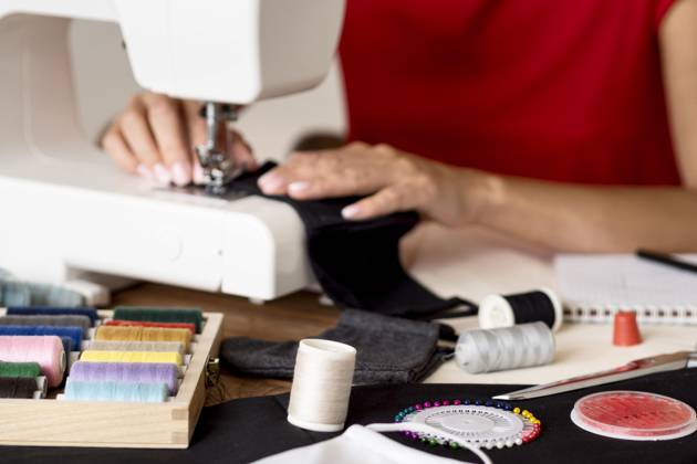 Woman sews Face mask with Thread Copyright: imageBROKER OleksandrxLatkun ibxole09566067.jpg