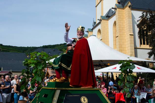 Bilder des Jahres 2023, News 09 September News Themen der Woche KW35 News Bilder des Tages Traditional Wine Parade Returns In Ahrweiler, Germany After Flood And Corona Pandmic A man is dressing as the god of Wine Bacchus at the opening of the wine parade at the market place before the start of the traditional wine parade in Ahrweiler, Germany on September 3, 2023 Ahrweiler Germany Copyright: xYingxTangx originalFilename: tang-notitle230903_npdYv