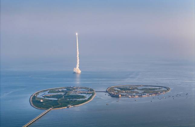Bilder des Jahres 2023, News 09 September News Themen der Woche KW36 News Bilder des Tages China, Start einer Ceres-Rakete in Haiyang HAIYANG, CHINA - SEPTEMBER 05: A CERES 1 rocket, designed by Beijing-based private space launch enterprise Galactic Energy, carrying four satellites. which will be used to collect data for the internet of things, blasts off from a modified submersible ship in the Yellow Sea on September 5, 2023 in Haiyang, Yantai City, Shandong Province of China. Copyright: xVCGx 111452618377