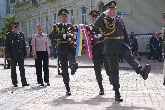Denmarks Prime Minister Mette Frederiksen places a wreath at the memorial wall for fallen Ukrainian soldiers in Kyiv, Ukraine, Wednesday September 6, 2023 , Kyiv Denmark  Copyright: IdaxMariexOdgaardx COP14462 spdk20230906-113516-L