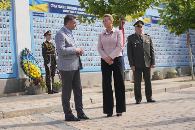 Denmarks Prime Minister Mette Frederiksen places a wreath at the memorial wall for fallen Ukrainian soldiers in Kyiv, Ukraine, Wednesday September 6, 2023 , Kyiv Denmark  Copyright: IdaxMariexOdgaardx COP14462 spdk20230906-113435-L