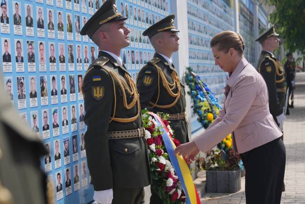 Denmarks Prime Minister Mette Frederiksen places a wreath at the memorial wall for fallen Ukrainian soldiers in Kyiv, Ukraine, Wednesday September 6, 2023 , Kyiv Denmark  Copyright: IdaxMariexOdgaardx COP14462 spdk20230906-113404-L