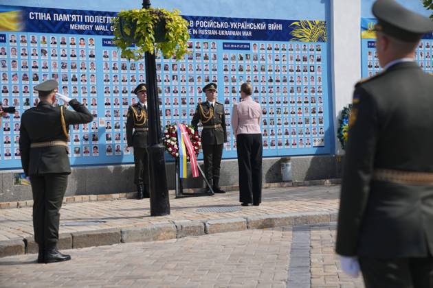 Denmarks Prime Minister Mette Frederiksen places a wreath at the memorial wall for fallen Ukrainian soldiers in Kyiv, Ukraine, Wednesday September 6, 2023 , Kyiv Denmark  Copyright: IdaxMariexOdgaardx COP14462 spdk20230906-113316-L