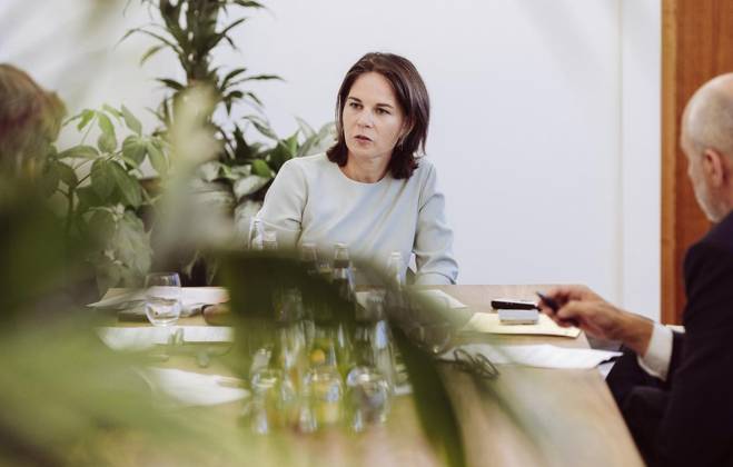 <p>Annalena Baerbock (Bündnis 90 Die Grünen), Bundesministerin des Auswärtigen, gibt der Funke Mediengruppe am 05.09.2023 ein Interview in ihren Büroräumen im Auswärtigen Amt.< p> Politik Deutschland Berlin Berlin Copyright: AnikkaxBauer